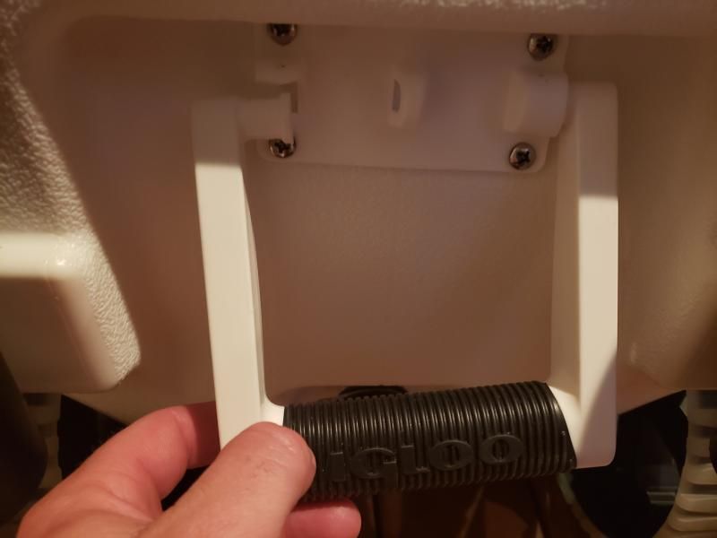 iglootrailmatecoolerbrokenhandle The Cooler Box